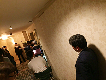 越村みやび逮捕のため、ホテルの部屋に冨永や五十嵐が入っていく場面も先に撮影された。廊下に熱気が漂う。